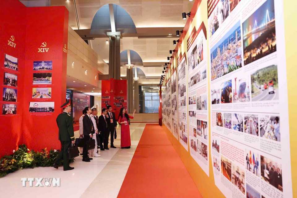 Các đại biểu tham quan Trưng bày ảnh của Thông tấn xã Việt Nam. (Ảnh: TTXVN)
