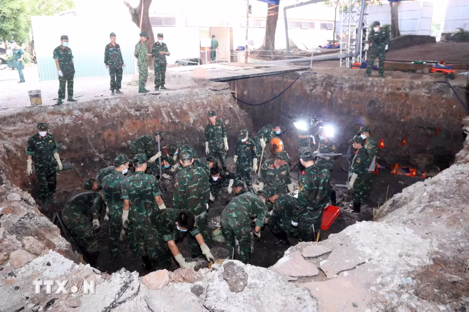 Khẩn trương, nghiêm túc tìm kiếm, quy tập hài cốt liệt sỹ. (Ảnh: Xuân Khu/TTXVN)