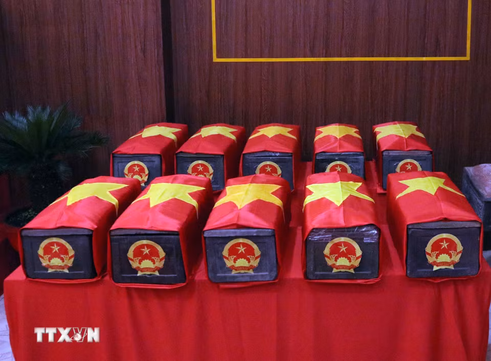 Các hài cốt liệt sỹ sau khi quy tập được đưa về quàn tại Nhà tưởng niệm trong khuôn viên Công viên Lê Thị Riêng. (Ảnh: Xuân Khu/TTXVN)