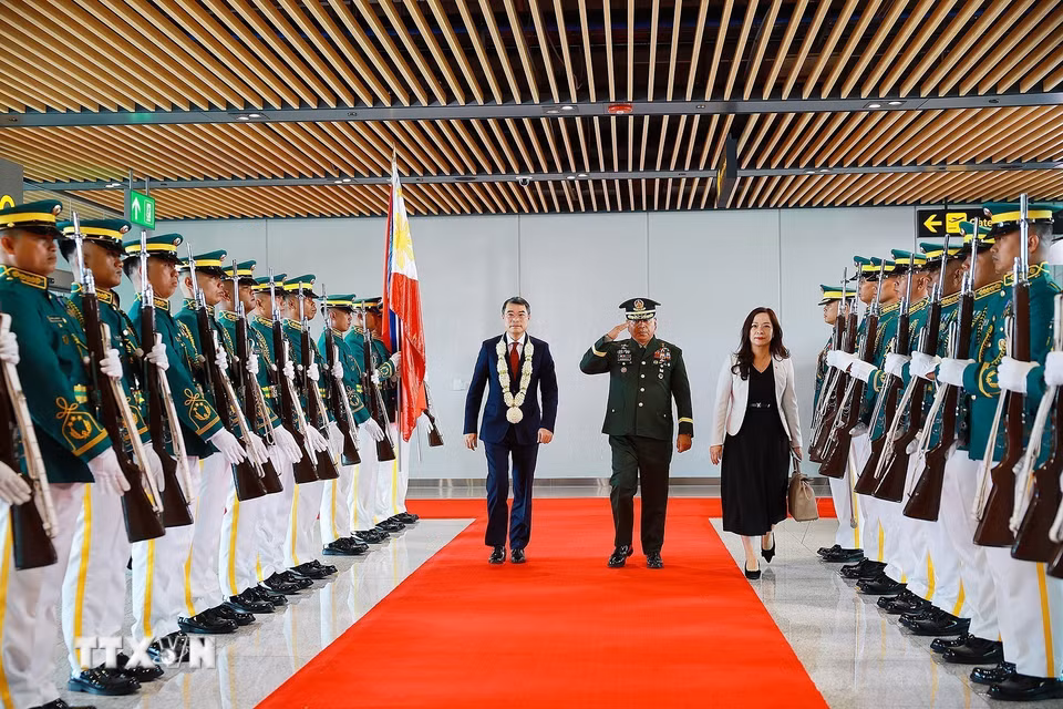 Lễ đón Thủ tướng Lê Minh Hưng tham dự Hội nghị Cấp cao ASEAN lần thứ 48 tại sân bay quốc tế Mactan, Cebu, Philippines. (Ảnh: Dương Giang/TTXVN)