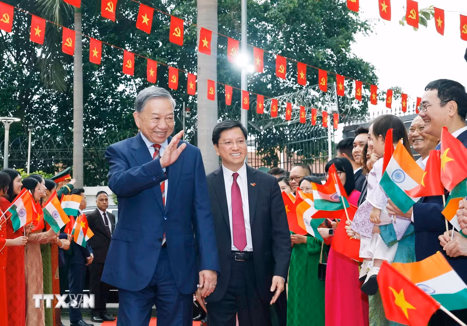 Tổng Bí thư, Chủ tịch nước Tô Lâm đến gặp gỡ cán bộ, nhân viên Đại sứ quán và cộng đồng người Việt Nam tại Ấn Độ. (Ảnh: Thống Nhất/TTXVN)