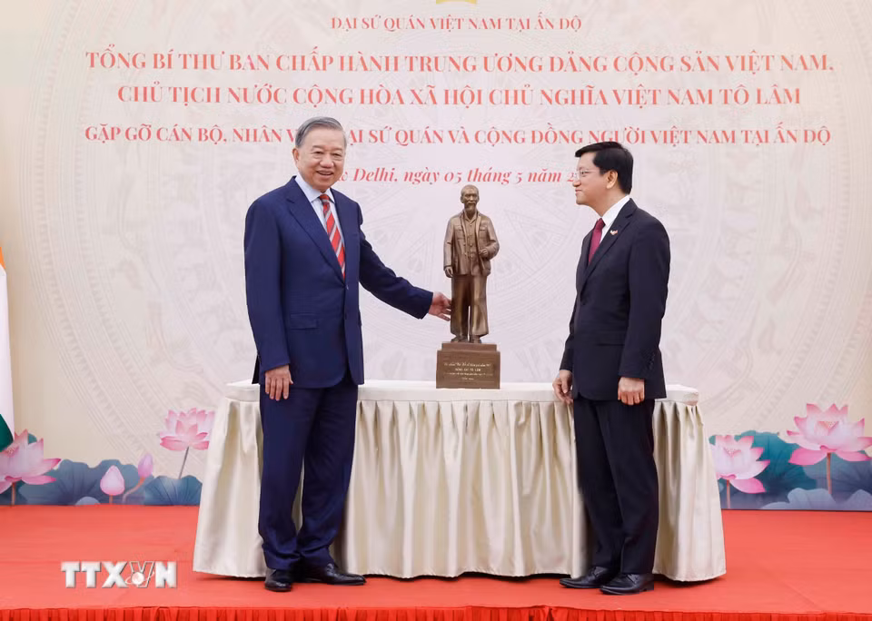 Tổng Bí thư, Chủ tịch nước Tô Lâm tặng bức tượng Chủ tịch Hồ Chí Minh cho Đại sứ quán Việt Nam tại Ấn Độ. (Ảnh: Thống Nhất/TTXVN)