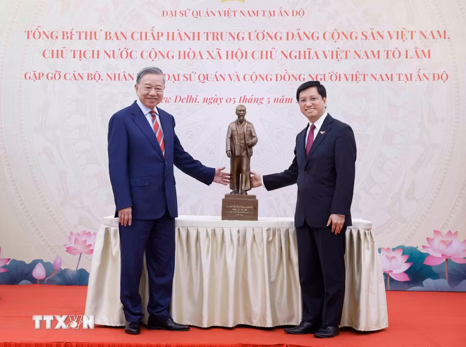 Tổng Bí thư, Chủ tịch nước Tô Lâm tặng bức tượng Chủ tịch Hồ Chí Minh cho Đại sứ quán Việt Nam tại Ấn Độ. (Ảnh: Thống Nhất/TTXVN)