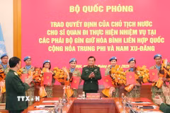 Thượng tướng Hoàng Xuân Chiến, Thứ trưởng Bộ Quốc phòng trao Quyết định của Chủ tịch nước cho các sỹ quan. (Ảnh: Trọng Đức/TTXVN)