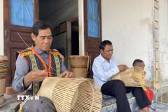 Cộng đồng dân tộc thiểu số tại tỉnh Kon Tum tích cực bảo tồn và phát huy giá trị của nghề đan lát nhờ có thêm thu nhập từ các sản phẩm làm ra. (Ảnh: Khoa Chương/TTXVN)