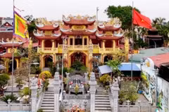 Cơ sở thờ tự trong nội dung clip do TikToker đăng tải không phải là di tích đền Tranh được Bộ Văn hóa, Thể thao và Du lịch xếp hạng cấp Quốc gia. (Ảnh được cắt từ clip)