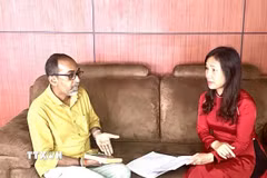 Bộ trưởng Hiniduma Sunil Senevi chia sẻ với Đại sứ Trịnh Thị Tâm về công trình dịch cuốn sách "Nhật ký Đặng Thùy Trâm.” (Nguồn: Đại sứ quán Việt Nam tại Sri Lanka cung cấp)