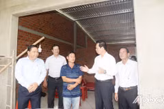 Phó Chủ tịch Ủy ban Nhân dân tỉnh Tiền Giang Nguyễn Thành Diệu kiểm tra thực tế công tác xây dựng nhà ở, xóa nhà tạm, nhà dột nát tại thị trấn Bình Phú, huyện Cai Lậy, tỉnh Tiền Giang. (Nguồn: Ấp Bắc)