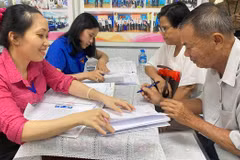 Người dân TP Thủ Đức làm thủ tục nhận tiền bồi thường giải phóng mặt bằng dự án đường Vành đai 2. (Nguồn: báo Sài Gòn giải phóng)