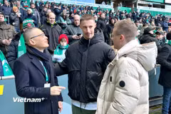 Đại sứ Vũ Quang Minh (bên trái) giao lưu với đội trưởng CLB Werder Bremen Marco Friedl trước trận đấu. (Ảnh: Phương Hoa/Vietnam+)