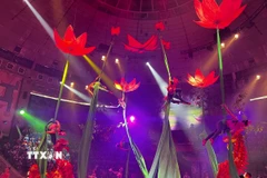 Nghệ sỹ Ưu tú Lô Thị Hồng Thúy và các diễn viên của Liên đoàn Xiếc Việt Nam trình diễn tiết mục "Đu sen." (Ảnh: Ngọc Bích/TTXVN)