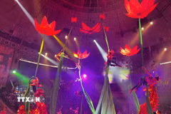 Nghệ sỹ Ưu tú Lô Thị Hồng Thúy và các diễn viên của Liên đoàn Xiếc Việt Nam trình diễn tiết mục "Đu sen." (Ảnh: Ngọc Bích/TTXVN)