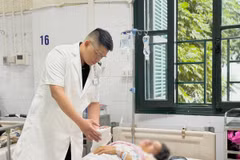 Bác sỹ Bệnh viện Hữu nghị Việt Đức thăm khám cho bệnh nhân - một trong 5 nạn nhân của vụ tai nạn giao thông ở Sơn La được chuyển về bệnh viện điều trị. (Nguồn: báo Sức khỏe và Đời sống)