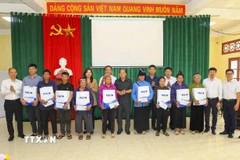 Thông tấn xã Việt Nam tặng quà cho các hộ nghèo ở tỉnh Điện Biên