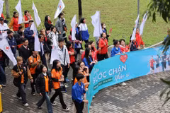 Đại biểu cán bộ, hội viên, tình nguyện viên Chữ thập Đỏ cùng sinh viên đi bộ hưởng ứng ngay sau phát động Chiến dịch "Triệu Bước chân nhân ái." (Ảnh: Thanh Tùng/TTXVN)