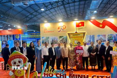 Các đại biểu chụp ảnh chung tại triển lãm. (Ảnh: TTXVN phát)