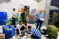 Lực lượng chức năng tiến hành kiểm tra đối với Công ty TNHH thương mại và Xuất nhập khẩu quốc tế Vĩnh Phát. (Nguồn: TTXVN)