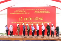 Khởi công xây dựng nhà cho hộ ông Y Thăn Ksơr ở buôn Kmiên, xã Ea Drông, thị xã Buôn Hồ. (Ảnh: Tuấn Anh/TTXVN)