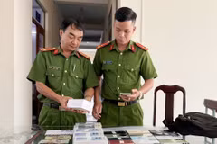 Cơ quan Công an thu giữ tang vật vụ án. (Ảnh: TTXVN phát)