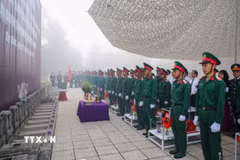 Lễ an táng 146 hài cốt liệt sỹ tại Nghĩa trang Liệt sỹ huyện Tân Biên, tỉnh Tây Ninh. (Ảnh: Giang Phương/TTXVN)