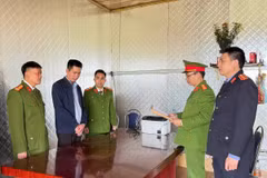 Cơ quan Cảnh sát điều tra Công an tỉnh Bắc Giang đọc các Quyết định và Lệnh đối với Nguyễn Đình Văn. (Nguồn: Công an tỉnh Bắc Giang)