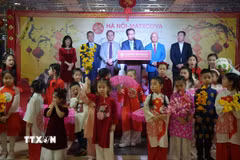 Đại sứ Việt Nam tại Liên bang Nga Đặng Minh Khôi chụp ảnh lưu niệm với con em cộng đồng người Việt Nam tại Liên bang Nga. (Ảnh: Lê Quang Vinh/TTXVN)