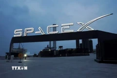 Biểu tượng của Tập đoàn SpaceX tại cổng vào trung tâm vũ trụ Brownsville ở Texas, Mỹ. (Ảnh: Reuters/TTXVN)