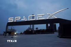Biểu tượng của Tập đoàn SpaceX tại cổng vào trung tâm vũ trụ Brownsville ở Texas, Mỹ. (Ảnh: Reuters/TTXVN)