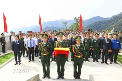 Nghi lễ thượng cờ trên Cột cờ A Pa Chải. (Ảnh: Xuân Tư/TTXVN)
