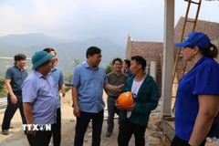 Đoàn công tác thăm hộ dân tại thôn Nậm Khánh, xã Nậm Khánh, huyện Bắc Hà, tỉnh Lào Cai, được nhận hỗ trợ đang trong quá trình xây nhà mới. (Ảnh: TTXVN phát)
