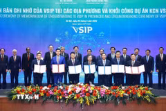 Thủ tướng Phạm Minh Chính và Thủ tướng Cộng hòa Singapore Lawrence Wong chứng kiến lễ trao biên bản ghi nhớ của VSIP tại các địa phương. (Ảnh: Dương Giang/TTXVN)