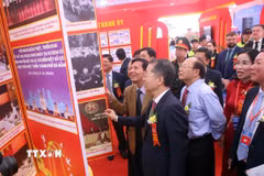 Các đại biểu tham quan triển lãm. (Ảnh: Trần Lê Lâm/TTXVN)