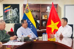 Đại sứ Việt Nam tại Venezuela Vũ Trung Mỹ và ông Gerardo Márquez, Thống đốc bang Trujillo tại buổi làm việc. (Ảnh: TTXVN phát)