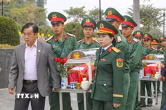 Đưa hài cốt các liệt sỹ về an táng tại Nghĩa trang Liệt sỹ Tông Khao, xã Thanh Nưa, huyện Điện Biên, tỉnh Điện Biên. (Ảnh: TTXVN phát)