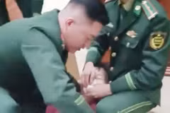 Cán bộ Đồn Biên phòng cửa khẩu Quốc tế Móng Cái sơ cứu cho du khách bị co giật, tim ngừng đập. (Nguồn: Bộ đội Biên phòng tỉnh Quảng Ninh)