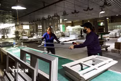 Sản xuất đồ gỗ nội thất xuất khẩu sang thị trường châu Âu. (Ảnh: Vũ Sinh/TTXVN)
