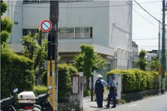 Cảnh sát đứng ở lối vào một trường tiểu học công lập ở Tachikawa, phía tây Tokyo, vào ngày 8/5, sau khi 2 người đàn ông bị bắt vì đột nhập vào trường và làm bị thương 5 giáo viên. (Nguồn: Kyodo)