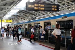 Khách lên, xuống tàu metro tuyến số 1 tại ga Thảo Điền, thành phố Thủ Đức. (Ảnh: Hồng Đạt/TTXVN)