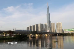 Tàu metro tuyến số 1 đi qua cầu Sài Gòn, nối giữa quận Bình Thạnh với thành phố Thủ Đức. (Ảnh: Hồng Đạt/TTXVN)