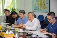Ông Trần Kiến Văn (áo trắng) bày tỏ sự ấn tượng khi Tây Ninh là một trong những điểm đến đầu tư hàng đầu của các doanh nghiệp Trung Quốc tại khu vực phía Nam Việt Nam. (Ảnh: Giang Phương/TTXVN)