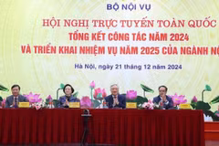 Phó Thủ tướng Thường trực Nguyễn Hòa Bình và lãnh đạo Bộ Nội vụ chủ trì hội nghị. (Ảnh: Văn Điệp/TTXVN)