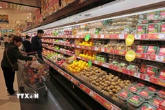 Khách chọn mua trái cây tại siêu thị Aeon Long Biên, Hà Nội. (Ảnh: Trần Việt/TTXVN)