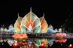 Quang cảnh nơi làm lễ thắp nến cầu nguyện hòa bình. (Ảnh: Xuân Khu/TTXVN)