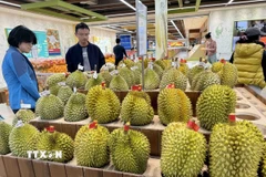 Người dân mua sầu riêng tại siêu thị Guo shuhao, thành phố Bắc Kinh, Trung Quốc. (Ảnh: TTXVN phát)