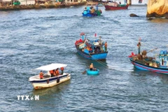 Đồn Biên phòng Cầu Bóng và lực lượng, phương tiện cứu hộ, đồng thời huy động các tàu cá của ngư dân địa phương tham gia tìm kiếm. (Ảnh TTXVN phát)