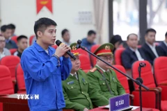 Bị cáo Phạm Ngọc Tuấn (cầm đầu nhóm bị cáo) khai báo tại phiên tòa. Ảnh: Kim Anh /TTXVN)