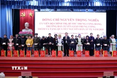 Ông Nguyễn Trọng Nghĩa tặng quà cho hộ nghèo, công nhân, người lao động có hoàn cảnh khó khăn trên địa bàn tỉnh Tuyên Quang. (Ảnh: Quang Cường/TTXVN)