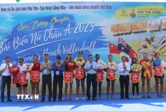 Tặng cờ lưu niệm các đội tham dự giải đấu. (Ảnh: Tường Quân/TTXVN)