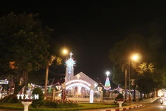Nhà thờ Chính tòa, thành phố Buôn Ma Thuột, tỉnh Đắk Lắk, được trang trí rực rỡ để chào đón Noel 2024. (Ảnh: Tuấn Anh/TTXVN)