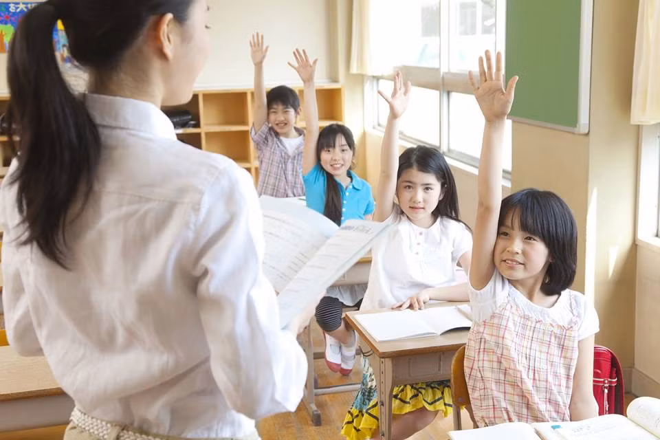 Tìm hiểu học trò trên thế giới tri ân thầy cô giáo như thế nào? ảnh 4